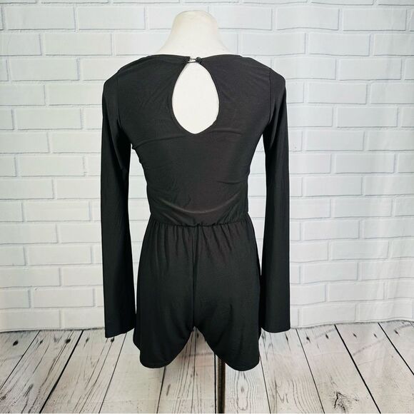 10/$25🦋 Pinc Long Sleeve Black Keyhole Romper - Size Small - Picture 6 of 13